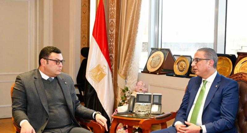 وزير الإسكان ومحافظ الفيوم يبحثان موقف المشروعات المشتركة