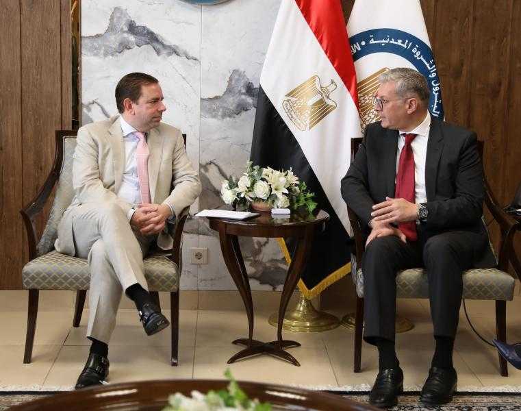 وزير البترول يناقش مع ”شل” تعزيز الإنتاج المحلي من الغاز الطبيعي| صور