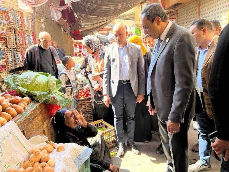محافظ قنا يتفقد الأسواق والمخابز لمتابعة توافر السلع| صور