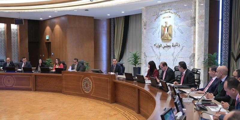 ”مدبولي” يتابع تطبيق منظومة استخدام الكارت الموحد في صرف الدعم التمويني| صور