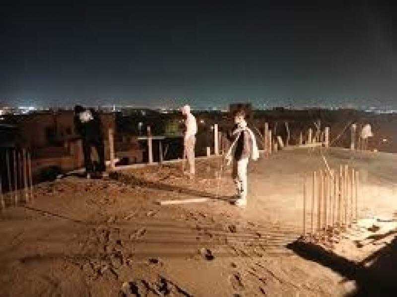 جهاز مدينة 6 أكتوبر يزيل مخالفة بناء ليلاً ويواصل منع الظواهر العشوائية