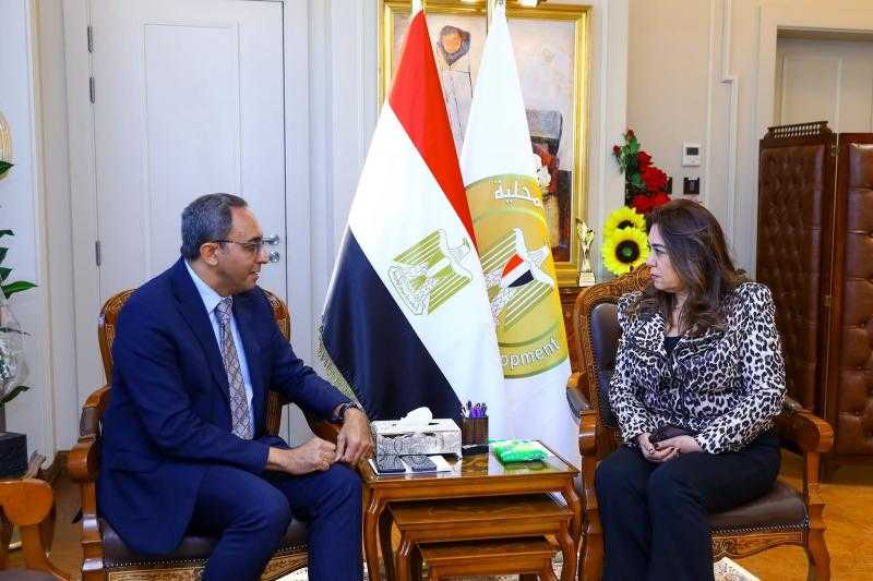 وزيرة التنمية المحلية تتابع ملفات السلع ومخالفات البناء والمشروعات مع محافظ قنا