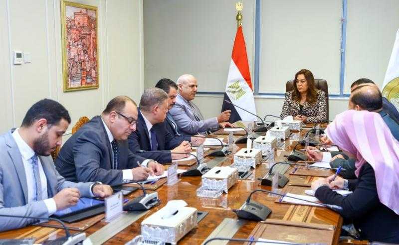 وزيرة التنمية المحلية تعقد اجتماعاً مع عدد من قيادات الوزارة لمتابعة ملفات العمل المختلفة