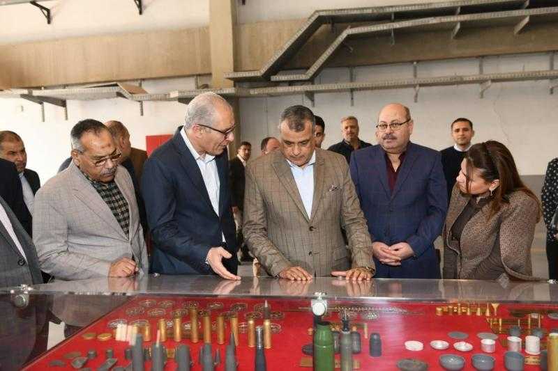 وزير الإنتاج الحربي يتفقد خطوط الإنتاج ومراحل التصنيع بشركة أبو زعبل للصناعات المتخصصة