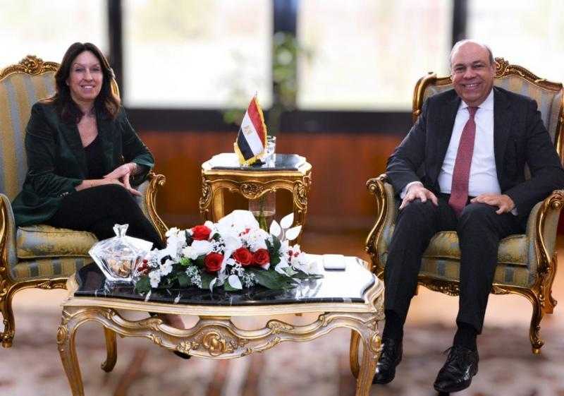 وزير الطيران يناقش فرص الاستثمار وتطوير البنية التحتية مع ”مطارات أبو ظبي”