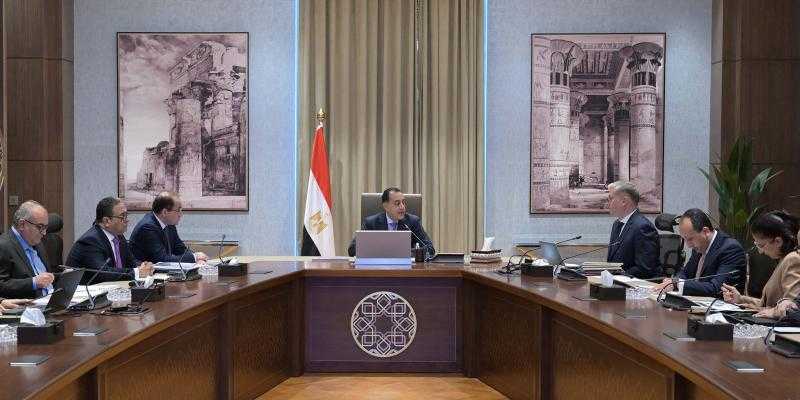 رئيس الوزراء يُتابع جهود تلبية الاحتياجات من المواد البترولية وزيادة الإنتاج