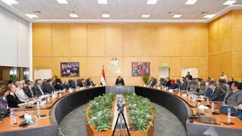 وزير الإسكان يعقد اجتماعا مع الشركات المنفذة لـ”حدائق تلال الفسطاط”