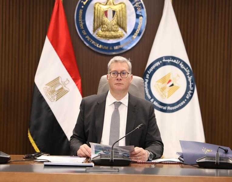 وزير البترول يُشيد بإنشاء ”فجر للغاز” نقاط الشحن الكهربائي للسيارات الكهربائية