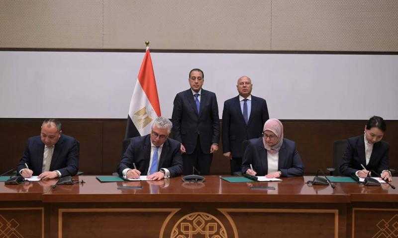 باستثمارات 1.65 مليار دولار.. توقيع عقد إنشاء مجمع للصناعات المعدنية داخل ”اقتصادية قناة السويس”