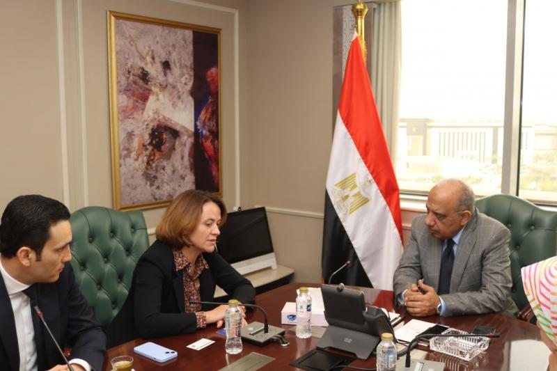 وزير الكهرباء يبحث مع وفد مجموعة ”E D F ” الفرنسية سبل تعزيز التعاون في مجالات الطاقات المتجددة