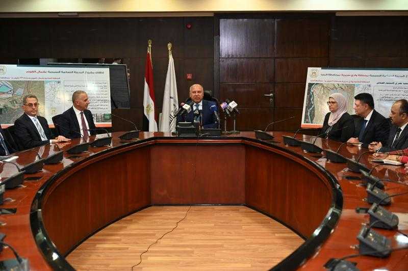 وزير الصناعة يعلن عن إطلاق مدينتين نسيجيتين بالفيوم والمنيا| صور