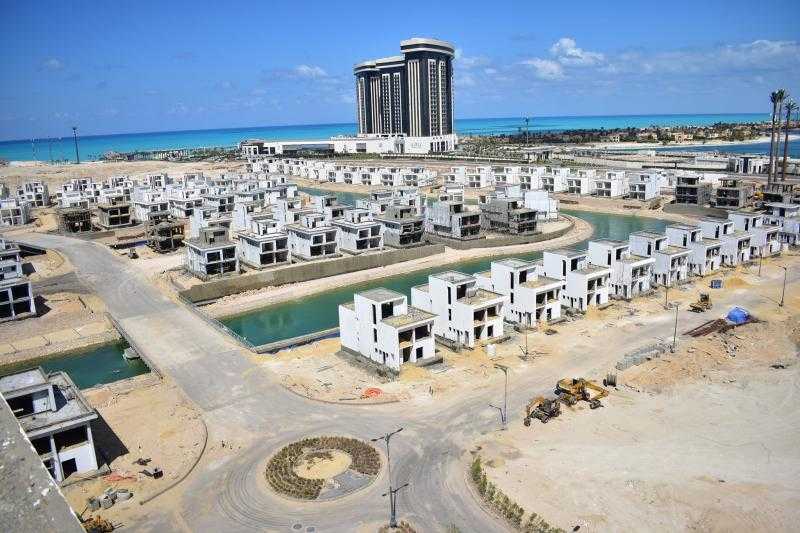 وزير الإسكان يستعرض موقف تسليم الوحدات السكنية والإدارية والتجارية بـ”العلمين الجديدة”