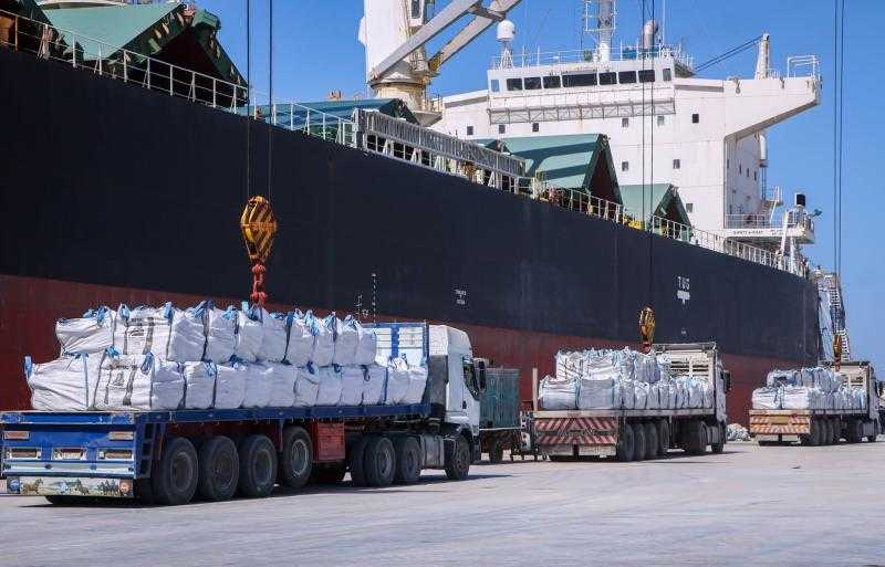 تضم فول وزيت وكسب عباد.. ميناء دمياط يستقبل 22685 طنًا من البضائع