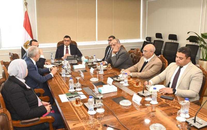 وزير الإسكان يلتقي مسؤولي المكاتب الاستشارية لاستعراض مشروع ”تطوير منطقة سور مجرى العيون”