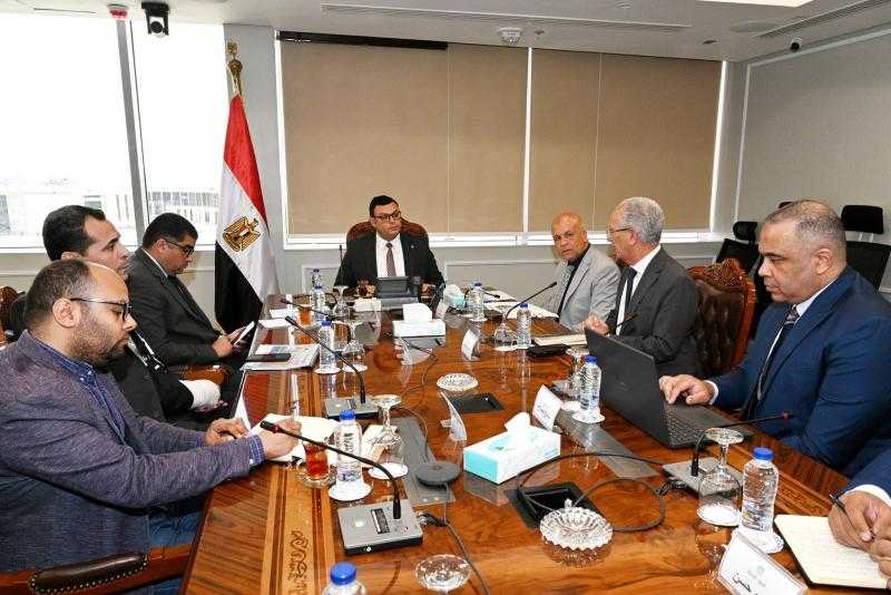 وزير الإسكان يُتابع موقف توريد وتركيب عدادات المياه مسبقة الدفع بالمدن الجديدة