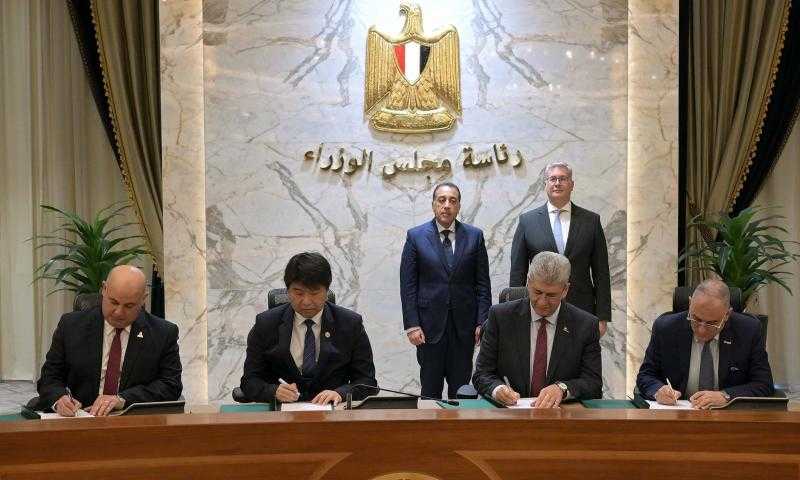 رئيس الوزراء يشهد توقيع حزمة من العقود الخاصة بمقاول الائتلاف المصرى الصينى المشترك