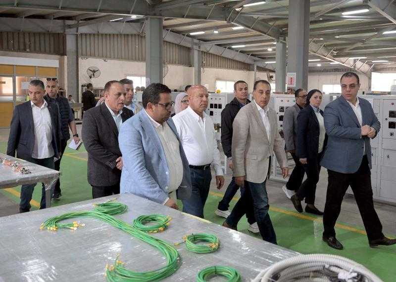باستثمارات 2 مليار جنيه.. رئيس الوزراء يتفقد مصانع شركة طيبة للصناعات المتطورة| صور