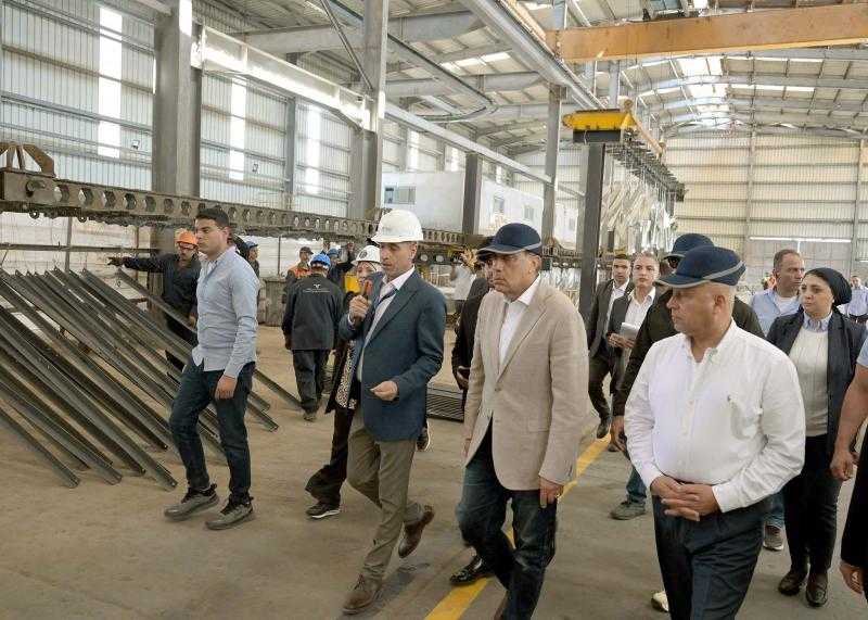 باستثمارات 7 مليارات جنيه.. رئيس الوزراء يتفقد مجموعة مصانع ”توكل ستيل”| صور