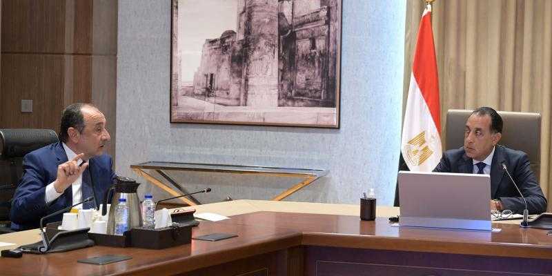 رئيس الوزراء: توجيهًا رئاسيًا بمواصلة خطة الدولة للنهوض بصناعة الغزل والنسيج