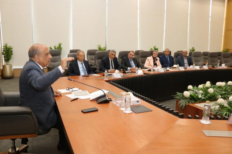 وزير الكهرباء يجتمع بقيادات القطاع لمراجعة تأمين التغذية الكهربائية خلال فصل الصيف