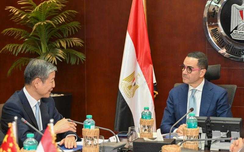 وزير الاستثمار يبحث مع سفير الصين بالقاهرة تعزيز العلاقات الاقتصادية