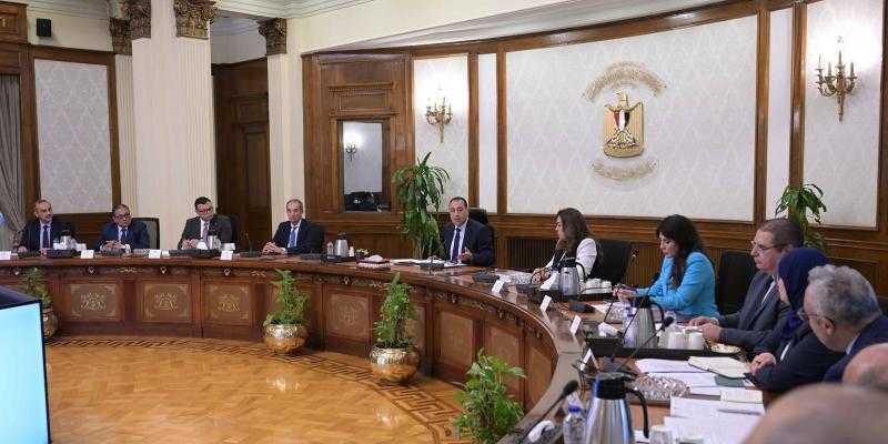رئيس الوزراء يؤكد على أهمية توحيد رسوم استخراج التراخيص بجميع المحافظات