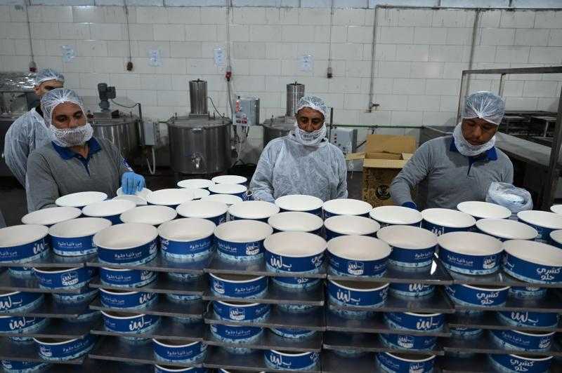 ”الصناعة” تمنح مصانع ”بلبن” شهرًا لاتخاذ الإجراءات التي تحقق الالتزام بالمعايير الصحية