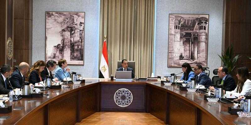 رئيس الوزراء يبحث مع البنك الأوروبي لإعادة الإعمار خطط دعم قطاعات الاقتصاد المصري