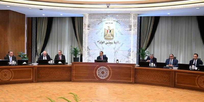 رئيس الوزراء يُتابع إجراءات تيسير دخول السائحين لجميع المطارات والمنافذ