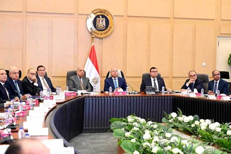 ”التنمية الصناعية” تناقش تصنيع المخلفات الزراعية ومخطط إنشاء مدينتين نسيجيتين