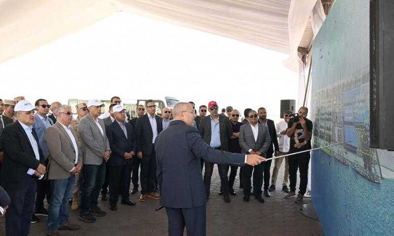 بطاقة 6 ملايين طن سنويًا.. رئيس الوزراء يتفقد مشروع لمحطة صب جاف للحبوب شرق بورسعيد