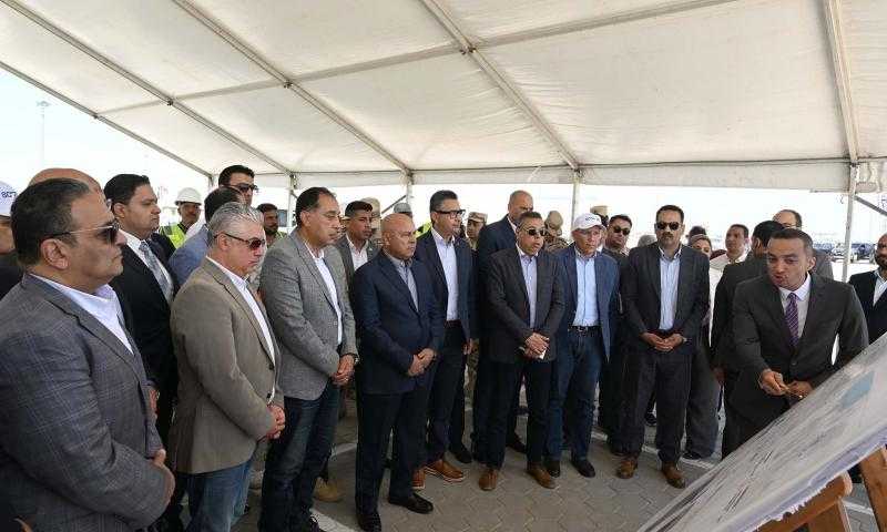 رئيس الوزراء يتفقد محطة دحرجة السيارات (RORO) شرق بورسعيد| صور