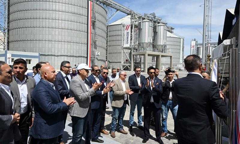 رئيس الوزراء يشهد افتتاح محطة للصب السائل بميناء غرب بورسعيد| صور