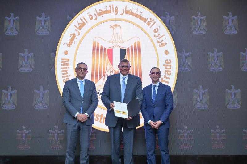 وزير الاستثمار يسلم 6 رخص ذهبية جديدة لعدد من المشروعات الاستراتيجية| تعرف عليها
