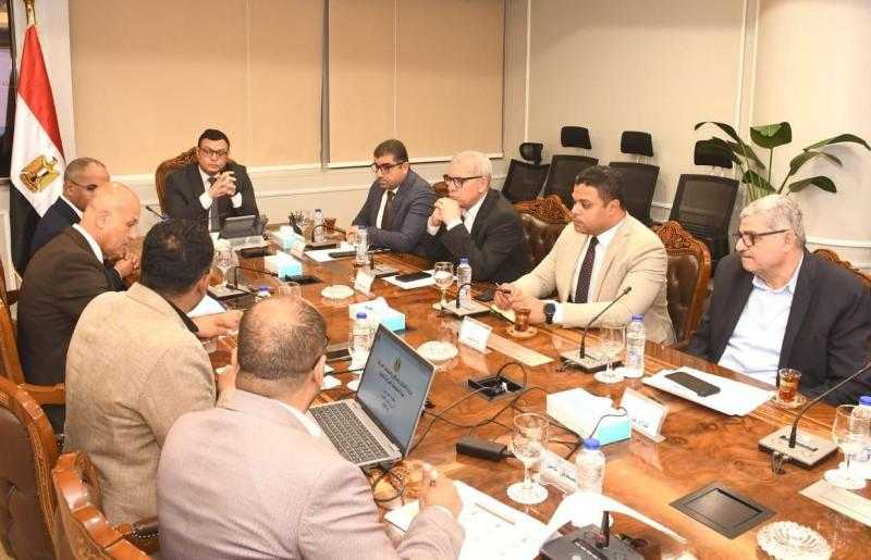 وزير الإسكان يتابع منظومة مياه الشرب بمدن شرق وغرب القاهرة استعدادا لفصل الصيف