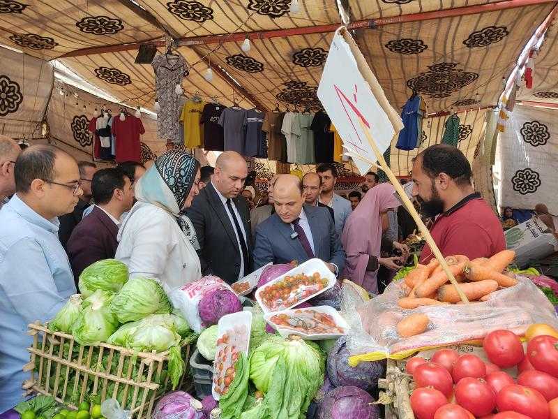 تخفيضات تصل إلى 30%.. محافظ كفر الشيخ يتفقد سوق اليوم الواحد ببيلا| صور