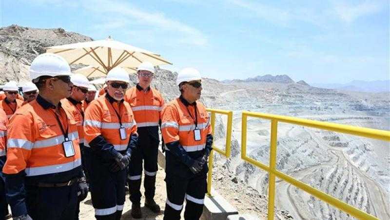 رئيس الوزراء يتفقد أعمال المنجم المفتوح من أعلى قمة الجبل بـ«السكري»