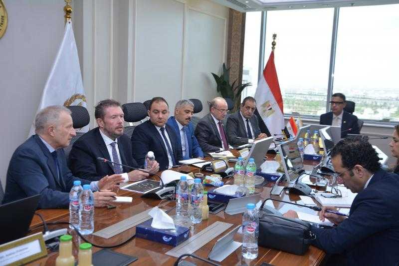 منها القمح والدقيق.. وزير التموين يُناقش نظم تتبع حركة السلع الأساسية
