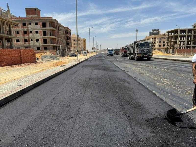 رئيس جهاز القاهرة الجديدة يتفقد أعمال تطوير ورفع كفاءة الطرق والمحاور الرئيسية| صور