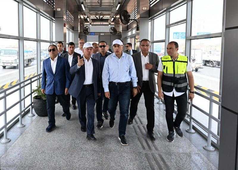 تمهيدًا لتشغيلها.. رئيس الوزراء يتفقد المرحلة الأولى من مشروع الأتوبيس الترددي| صور
