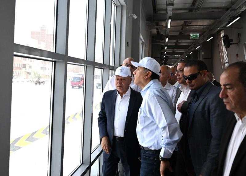 قبل تشغيله تجريبًا.. وزير النقل يستعرض منظومة عمل الأتوبيس الترددي BRT
