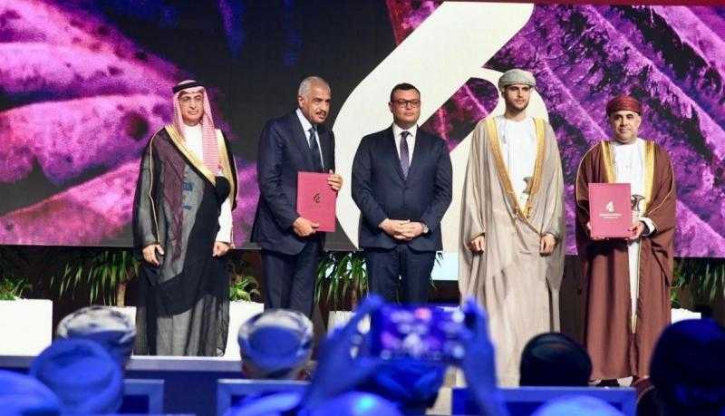 وزير الإسكان يصل إلى مسقط ويُشارك في افتتاح معرض ومؤتمر عُمان العقارى