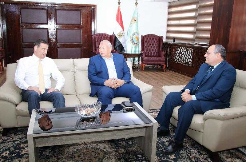 ”فاروق” يُناقش مع محافظ الوادي الجديد تعزيز مشروعات الإنتاج الزراعي
