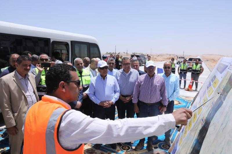 وزير النقل يتفقد مشروع تطوير طريق الصعيد الصحراوي الغربي| صور