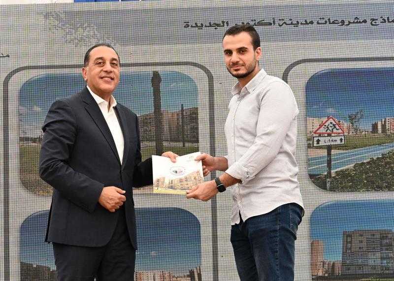 رئيس الوزراء يسلم عددًا من عقود الوحدات ضمن ”سكن لكل المصرين” بأكتوبر الجديدة| صور