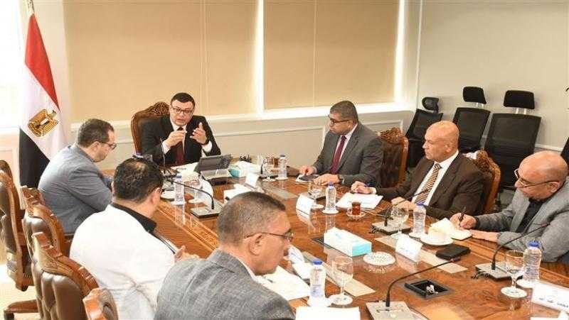 وزير الإسكان يصدر حزمة تكليفات لتطوير المحاور والطرق وتنمية أراضي الحزام الأخضر