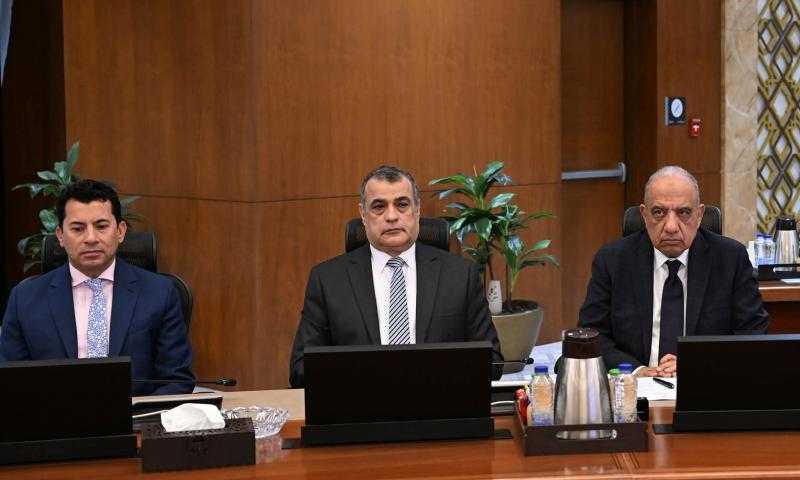 وزير الكهرباء يستعرض تقريرًا عن مشروعات الطاقة المتجددة الجاري تنفيذها