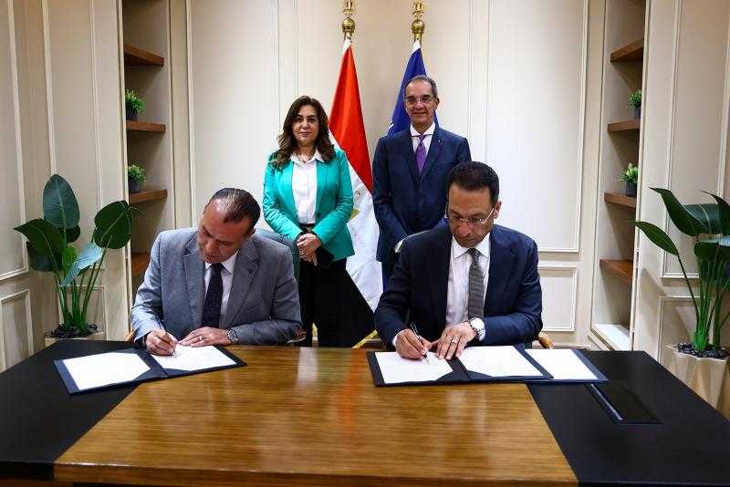 توقيع اتفاق بين وزارتا الاتصالات والتنمية المحطة لشراء الأجهزة التكنولوجية المطلوبة لتشغيل مجمعات الخدمات الحكومية