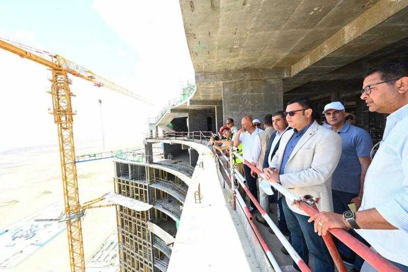 وزير الإسكان يتابع الموقف التنفيذي لأبراج الداون تاون بالعلمين الجديدة