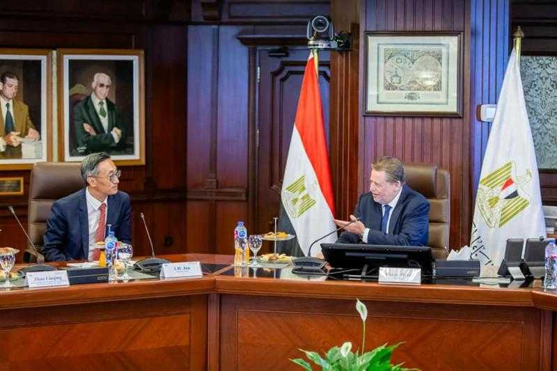 محافظ البنك المركزي يبحث أوجه التعاون مع ”التجاري الصيني”